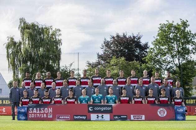 Hintere Reihe (v.l.n.r.): Sami Allagui, Bernd Nehrig, Christopher Avevor, Daniel Buballa, Luca Zander, Aziz Bouhaddouz, Lasse Sobiech, Johannes Flum, Brian Koglin, Marc Hornschuh, Clemens Schoppenhauer, Jan-Philipp Kalla, Jeremy Dudziak Mittlere Reihe (v.l.n.r.): Siegmar Krahl (Zeugwart), Andreas Kreft (Zeugwart), Petros Katsares (Ostheopath), Lisa Gehrke (Physiotherapeutin), Ronald Wollmann (Physiotherapeut), Johannes Reich (Physiotherapeut), Valentin Lay (Athletiktrainer), Dr. Volker Carrero (Mannschaftsarzt), Dr. Sebastian Schneider (Mannschaftsarzt), Andrew Meredith (Spielanalyst), Janosch Emonts (Athletiktrainer), Mathias Hain (Torwarttrainer), Markus Gellhaus (Co-Trainer), Patrick Glöckner (Co-Trainer), Olaf Janßen (Cheftrainer) Vordere Reihe (v.l.n.r.): Richard Neudecker, Waldemar Sobota, Cenk Åžahin, Jan-Marc Schneider, Joël Keller, Svend Brodersen, Philipp Heerwagen, Robin Himmelmann, Yiyoung Park, Christopher Buchtmann, Maurice Litka, Kyoungrok Choi, Mats Møller Dæhli 06.07.2017, Hamburg, Mannschaftsfototermin FCSt.Pauli 1910 Â