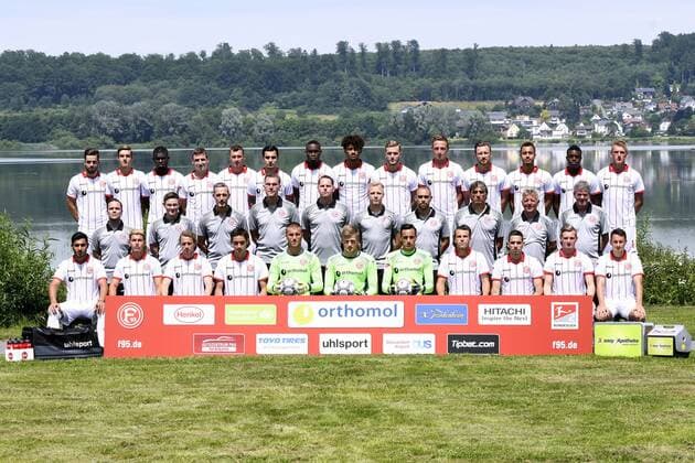 Fußball, 2. BL, Fortuna Düsseldorf Porträttermin Mannschaftsfoto: Fußball, GER, 2.BL, Porträttermin 2017 2018, Mannschaftsfoto Fortuna Düsseldorf: Hi. Reihe v.li.: Niko Gießelmann, Florian Neuhaus, Ihlas Bebou, Marcel Sobottka, Oliver Fink, Kaan Ayhan, Maecky Ngombo, Emmanuel Iyoha, Andre Hoffmann, Robin Bormuth, Adam Bodzek, Jerome Kiesewetter, Anderson Lucoqui, Axel Bellinghausen Mi. Reihe v.li.: Thomas Gucek (Physiotherapeut), Marcel Verstappen (Physiotherapeut), Carsten Fiedler (Chef-Physiotherapeut), Oliver Paashaus (Teambetreuer), Axel Zehle (Mentalcoach), Philipp Grobelny (Videoanalyst), Robin Sanders (Athletiktrainer), Claus Reitmaier (Torwarttrainer), Peter Hermann (Co-Trainer), Friedhelm Funkel (Cheftrainer) Vo. Reihe v.li.: Özkan Yildirim, Taylan Duman, Julian Schauerte, Justin Toshiki Kinjo, Michael Rensing, Tim Wiesner, Raphael Wolf, Lukas Schmitz, Karlo Igor Majic, Marlon Ritter, Davor Lovren