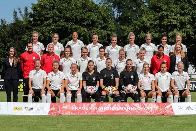 Deutscher Kader zur EURO 2017, oben v.li.: Tabea Kemme (22), Isabel Kerschowski (Isy Kerschowski, 17), Dzsenifer Marozsan (10), Lina Magull (20), Linda Dallmann (16), Svenja Huth (19), Anna Blässe (Anna Blaesse, 14), Hasret Kayikci (23), Leonie Maier (4), mitte v.li.: Maike Seuren (Teammanagerin), Simon Panter (Torwarttrainer), Markus Högner (Co-Trainer, Assistenztrainer), Sara Däbritz (Sara Daebritz, 13), Kathrin Julia Hendrich (Kathy Hendrich, 3), Sara Doorsoun (15), Anja Mittag (11), Kristin Demann (Tini Demann, 6), Steffi Jones (Stephanie Ann Jones, Trainerin, Bundestrainerin), Patrizia Hell (Leiterin Büro Nationalmannschaften), unten v.li.: Lena Petermann (18), Josephine Henning (Josi Henning, 2), Mandy Islacker (9), Lisa Weiß (Lisa Weiss, Torwart, 21), Almuth Schult (Torwart, 1), Laura Benkarth (Torwart, 12), Lena Goeßling (Lena Goessling, 8), Babett Peter (5), Carolin Simon (7), Offizielles Mannschaftsfoto, Teamfoto, Mannschaft, Team, Gruppenbild, Aufgebot, Totale, Europameisterschaft 2017, EM-Kader der DFB-Frauen zur UEFA Women s EURO 2017, Deutschland, Fussball, Frauen, Fototermin DFB-Frauen, EM-Kader 2017, xozx