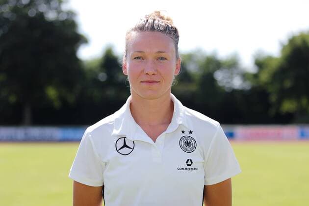 Josephine Henning (Josi Henning, DFB-Frauen, 2), Porträt, Portrait, Einzelbild, Vorstellung, Präsentation, Europameisterschaft 2017, EM-Kader der DFB-Frauen zur UEFA Women s EURO 2017, Deutschland, Deutscher Kader, Fussball, Frauen, Fototermin DFB-Frauen, EM-Kader 2017, xozx