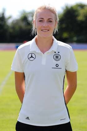 Carolin Simon (DFB-Frauen, 7), Porträt, Portrait, Einzelbild, Vorstellung, Präsentation, Europameisterschaft 2017, EM-Kader der DFB-Frauen zur UEFA Women s EURO 2017, Deutschland, Deutscher Kader, Fussball, Frauen, Fototermin DFB-Frauen, EM-Kader 2017, xozx