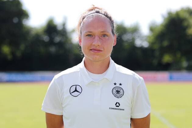 Babett Peter (DFB-Frauen, 5), Porträt, Portrait, Einzelbild, Vorstellung, Präsentation, Europameisterschaft 2017, EM-Kader der DFB-Frauen zur UEFA Women s EURO 2017, Deutschland, Deutscher Kader, Fussball, Frauen, Fototermin DFB-Frauen, EM-Kader 2017, xozx