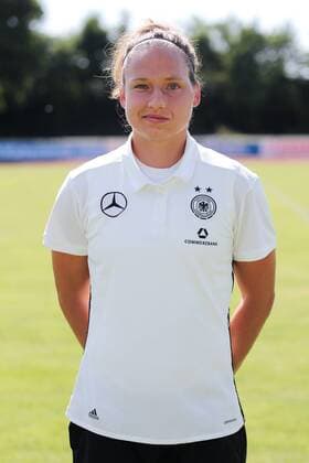 Babett Peter (DFB-Frauen, 5), Porträt, Portrait, Einzelbild, Vorstellung, Präsentation, Europameisterschaft 2017, EM-Kader der DFB-Frauen zur UEFA Women s EURO 2017, Deutschland, Deutscher Kader, Fussball, Frauen, Fototermin DFB-Frauen, EM-Kader 2017, xozx