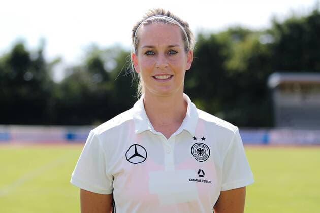 Lena Goeßling (Lena Goessling, DFB-Frauen, 8), Porträt, Portrait, Einzelbild, Vorstellung, Präsentation, Europameisterschaft 2017, EM-Kader der DFB-Frauen zur UEFA Women s EURO 2017, Deutschland, Deutscher Kader, Fussball, Frauen, Fototermin DFB-Frauen, EM-Kader 2017, xozx