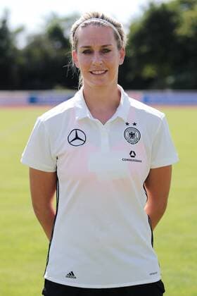Lena Goeßling (Lena Goessling, DFB-Frauen, 8), Porträt, Portrait, Einzelbild, Vorstellung, Präsentation, Europameisterschaft 2017, EM-Kader der DFB-Frauen zur UEFA Women s EURO 2017, Deutschland, Deutscher Kader, Fussball, Frauen, Fototermin DFB-Frauen, EM-Kader 2017, xozx