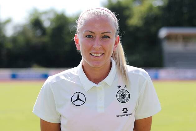 Mandy Islacker (DFB-Frauen, 9), Porträt, Portrait, Einzelbild, Vorstellung, Präsentation, Europameisterschaft 2017, EM-Kader der DFB-Frauen zur UEFA Women s EURO 2017, Deutschland, Deutscher Kader, Fussball, Frauen, Fototermin DFB-Frauen, EM-Kader 2017, xozx