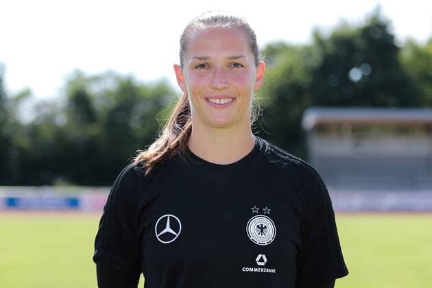 Laura Benkarth (Torwart, DFB-Frauen, 12), Porträt, Portrait, Einzelbild, Vorstellung, Präsentation, Europameisterschaft 2017, EM-Kader der DFB-Frauen zur UEFA Women s EURO 2017, Deutschland, Deutscher Kader, Fussball, Frauen, Fototermin DFB-Frauen, EM-Kader 2017, xozx
