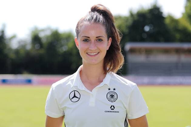 Sara Däbritz (Sara Daebritz, DFB-Frauen, 13), Porträt, Portrait, Einzelbild, Vorstellung, Präsentation, Europameisterschaft 2017, EM-Kader der DFB-Frauen zur UEFA Women s EURO 2017, Deutschland, Deutscher Kader, Fussball, Frauen, Fototermin DFB-Frauen, EM-Kader 2017, xozx