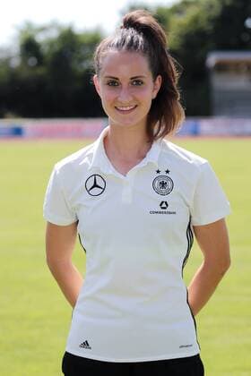 Sara Däbritz (Sara Daebritz, DFB-Frauen, 13), Porträt, Portrait, Einzelbild, Vorstellung, Präsentation, Europameisterschaft 2017, EM-Kader der DFB-Frauen zur UEFA Women s EURO 2017, Deutschland, Deutscher Kader, Fussball, Frauen, Fototermin DFB-Frauen, EM-Kader 2017, xozx