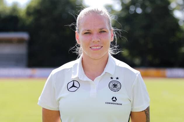 Isabel Kerschowski (Isy Kerschowski, DFB-Frauen, 17), Isabel Kerschowski (Isy Kerschowski, DFB-Frauen, 17), Porträt, Portrait, Einzelbild, Vorstellung, Präsentation, Europameisterschaft 2017, EM-Kader der DFB-Frauen zur UEFA Women s EURO 2017, Deutschland, Deutscher Kader, Fussball, Frauen, Fototermin DFB-Frauen, EM-Kader 2017, xozx