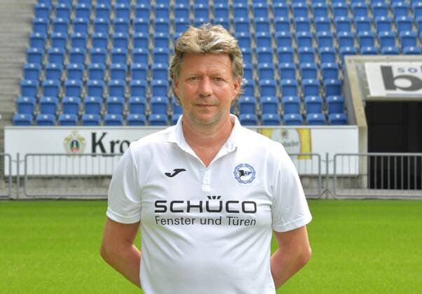 04.07.2017, Fussball, 2. LIGA, Saison 2017 2018, SCHÜCO-ARENA, BIELEFELD Fußball, GER, 2.BL, Portraittermin 2017 2018, DSC Arminia Bielefeld Jeff Saibene (Trainer Arminia Bielefeld), Aktion, Einzelbild, Quer, Trainer, Coach