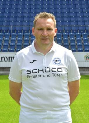 04.07.2017, Fussball, 2. LIGA, Saison 2017 2018, SCHÜCO-ARENA, BIELEFELD Fußball, GER, 2.BL, Portraittermin 2017 2018, DSC Arminia Bielefeld Dirk Westerhold (Busfahrer und Betreuer Arminia Bielefeld), Aktion, Einzelbild, Hoch