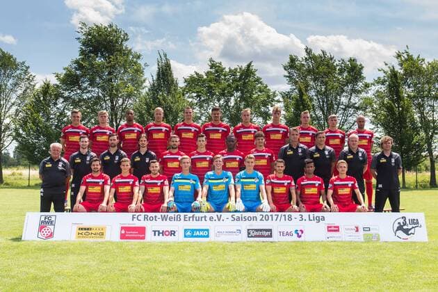 Weißensee , 070717 , Fußball, GER, 3.Liga, Porträttermin 2017 2018, Mannschaftsfoto FC Rot Weiß Erfurt hintere Reihe v.li.: Marius Wegmann , Jonas Struß , Andreas Laurito , Jens Möckel , Florian Neuhold , Christopher Bieber , Tobias Kraulich , Lion Lauberbach , Christoph Menz , Elias Huth , Daniel Brückner mittlere Reihe v.li.: Hans Günther Schröder , Daniel Knäschke , Maik Gust , Christoph Rezler , Liridon Vocaj , Theodor Bergmann , Merveille Biankadi , Samir Benamar , Rene Twardzik , Ronny Hebestreit , Norman Loose , Stefan Krämer untere Reihe v.li.: Alexander Ludwig , Bastian Kurz , Carsten Kammlott , Maximilian Engl , Philipp Klewin , Julian Knoll , Tugay Uzan , Waseem Razeek , Morton Rüdiger