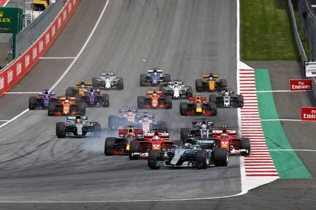 Motorsports: FIA Formula One World Championship WM Weltmeisterschaft 2017, Grand Prix of Austria, 77 Valtteri Bottas (FIN, Mercedes AMG Petronas F1 Team), 5 Sebastian Vettel (GER, Scuderia Ferrari), 7 Kimi Raikkonen (FIN, Scuderia Ferrari), 3 Daniel Ricciardo (AUS, Red Bull Racing), start, mass, Masse, Menge, viele, many Spielberg Austria xHOCHxZWEIx