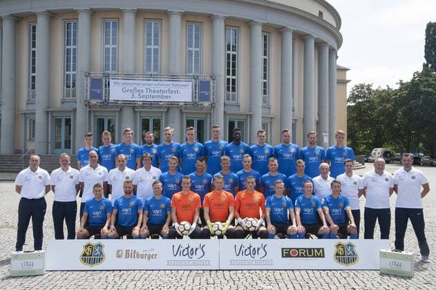 Das Team des ersten FC Saarbrücken am Samstag (08.07.2017) in Saarbrücken. Im Bild: Obere Reihe (v.r.): Lukas Quirin ( 31), Jordan Steiner ( 32), Kevin Behrens ( 16), Steven Zellner ( 5), Kilian Staroscik ( 31), Oliver Oschkenat ( 3), Ivan Sachanenko ( 34), Alexandre Mendy ( 4), Dominic Rau ( 21), Patrick Schmidt ( 9), Marco Holz ( 14) und Christoph Fenninger ( 13) Mittlere Reihe: (v.l.) Dirk Lottner (Cheftrainer), Robert Roelofsen (Co-Trainer), Heinz Böhmann (Torwart-Trainer), Paulo da Palma (Physiotherapeut), Dr. Roland Koppig (Mannschaftsarzt), Pierre Fassnacht ( 29), Markus Obernosterer ( 10), Manuel Zeitz ( 8), Marco Kehl-Gomez ( 33), Marlon Krause ( 6), Tobias Jänicke ( 25), Helmut Schwan (Betreuer), Christoph Fuhr, Rüdiger Schmid (Zeugwart) und Frank Kackert (Torwart-Trainer) Untere Reihe: (v.l.) Mario Müller ( 23), Marwin Studtrucker ( 18), Martin Dausch ( 7), Ricco Cymer ( 20), Daniel Batz ( 1), Patrick Herbrand ( 26), Sascha Wenninger ( 19), Markus Mendler ( 11) und Johannes Roßfeld ( 17). bub