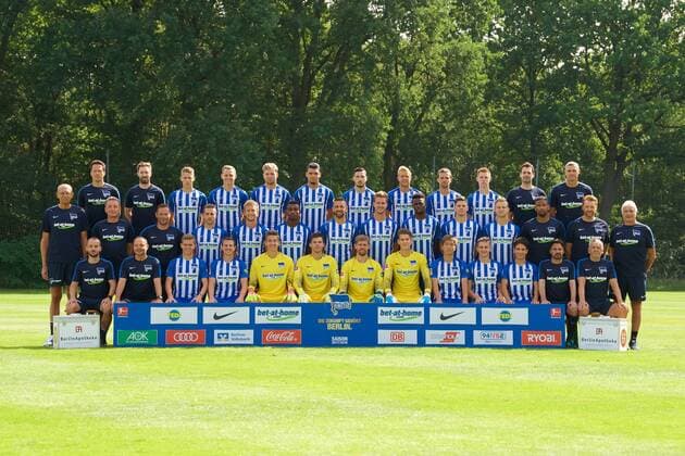 Fussball Fußball Reichenwalde 11.07.2017 1. Bundesliga DFL GER Saison 2017 2018 Mannschaftsfoto Hertha BSC Berlin hintere Reihe vlnr.: Henrik Kuchno (Athletiktrainer), Hendrik Vieth (Athletiktrainer), Palko Dardai, Ondrej Duda, Alexander Esswein, Karim Rekik, Mathew Leckie, Per Skjelbred, Valentin Stocker, Julius Kade, Michael Becker (Physiotherapeut), Hendrik Herzog (Zeugwart) mittle Reihe vlnr.: Dr. Ulrich Schleicher (Arzt), Rainer Widmayer (Assistenztrainer), Pal Dardai (Trainer, Cheftrainer), Peter Pekarik, Fabian Lustenberger, Salomon Kalou, Vedad Ibisevic, Sebastian Langkamp, Jordan Torunarigha, Florian Baak, Arne Maier, Frederick Syna (Physiotherapeut), Thomas Sennewald (Physiotherapeut), Nello di Martino (Teammanager), vordere Reihe vlnr.: Admir Hamzagic (Assistenztrainer), Zsolt Petry (Torwarttrainer), Maximillian Mittelstädt, Vladimir Darida, Jonathan Klinsmann, Rune Jarstein, Thomas Kraft, Dennis Smarsch, Genki Haraguchi, Sinan Kurt, Maurice Covic, David de Mel (Physiotherapeut), Robert Abramczyk (Zeugwart)