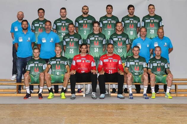 Teamfoto - hintere Reihe v.li. Co-Trainer Yves Grafenhorst,Nemanja Zelenovic,Mads Christiansen,Zeljko Musa,Potr Chrapkowski,Carlos Molina Cosano,Gleb Kalarash, Mittlere Reihe v.li. Trainer Bennet Wiegert,Torwarttrainer Tomas Runar Svensson,Marko Bezjak,Michael Damgaard,Christian O Sullivan,Physiotherapeut Guido Engemann,Betreuer Uli Barnikol, vordere Reihe v.li. Daniel Pettersson,Matthias Musche,Torwart Jannick Green Krejberg,Torwart Dario Quenstedt,Lukas Mertens,Robert Weber (SC Magdeburg) - Handball Bundesliga Saison 2017-2018 Offizeller Fototermin SC Magdeburg in der GETEC Arena in Magdeburg - Deutschland, Handball, Mann, Maenner,12.07.2017