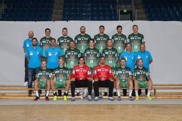 Teamfoto - hintere Reihe v.li. Co-Trainer Yves Grafenhorst,Nemanja Zelenovic,Mads Christiansen,Zeljko Musa,Potr Chrapkowski,Carlos Molina Cosano,Gleb Kalarash, Mittlere Reihe v.li. Trainer Bennet Wiegert,Torwarttrainer Tomas Runar Svensson,Marko Bezjak,Michael Damgaard,Christian O Sullivan,Physiotherapeut Guido Engemann,Betreuer Uli Barnikol, vordere Reihe v.li. Daniel Pettersson,Matthias Musche,Torwart Jannick Green Krejberg,Torwart Dario Quenstedt,Lukas Mertens,Robert Weber (SC Magdeburg) - Handball Bundesliga Saison 2017-2018 Offizeller Fototermin SC Magdeburg in der GETEC Arena in Magdeburg - Deutschland, Handball, Mann, Maenner,12.07.2017