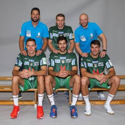Neuzugänge - hintere Reihe v.li. Trainer Bennet Wiegert,Lukas Mertens,Co-Trainer Yves Grafenhorst, vordere Reihe v.li.Gleb Kalarash,Carlos Molina Cosano,Potr Chrapkowski (SC Magdeburg) - Handball Bundesliga Saison 2017-2018 Offizeller Fototermin SC Magdeburg in der GETEC Arena in Magdeburg - Einzelbild,Portrait,Deutschland, Handball, Mann, Maenner,12.07.2017