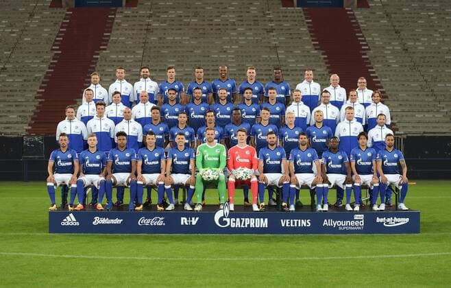 Fußball, GER, 1.BL, Porträttermin 2017 2018, Mannschaftsfoto FC Schalke 04, Hintere Reihe (v.l.): Physiotherapeut Dennis Schmitz, Physiotherapeut Holger Remmers, Physiotherapeut Tim Hielscher, Leon Goretzka, Franco Di Santo, Naldo, Felix Platte, Haji Wright, Zeugwart Enrico Heil, Zeugwart Wolfgang Thielmann, Zeugwart Holger Blumenstein, Zweite Reihe v.li.: Leiter Physiotherapie Thomas Kühn, Teammanager Jan-Pieter Martens, Busfahrer Lars Laser, Pablo Insua, Guido Burgstaller, Benedikt Höwedes, Nabil Bentaleb, Matija Nastasic, Mannschaftsarzt Patrick Ingelfinger, Mannschaftsarzt Noel Stais, Spiel- und Videoanalyst Lars Gerling, Spiel- und Videoanalyst Mirco Schüller, Dritte Reihe v.li.: Torwart-Trainer Simon Henzler, Athletik-Trainer Daniel Behlau, Athletik-Trainer Ruwen Faller, Thilo Kehrer, Amine Harit, Benjamin Stambouli, Breel Embolo, Fabian Reese, Luke Hemmerich, Johannes Geis, Co-Trainer Peter Perchtold, Chef-Trainer Domenico Tedesco, Vordere Reihe v.li.: Donis Avdijaj, Max Meyer, Weston McKennie, Yevhen Konoplyanka, Alessandro Schöpf, Ralf Fährmann, Alexander Nübel, Daniel Caligiuri, Coke, Bernard Tekpetey, Atsuto Uchida, Sidney Sam.