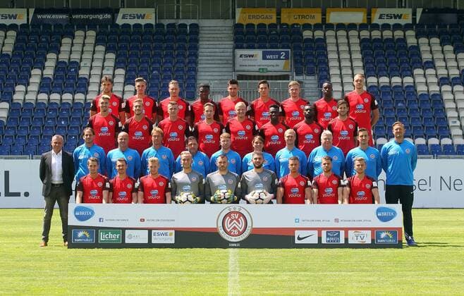 13.07.2017, xsvx, Fussball 3.Liga, SV Wehen Wiesbaden Fototermin, Fußball, GER 3.LIGA Porträttermin 2017 2018, Mannschaftsfoto emonline, 1.Reihe von links: Stephan Andrist, Jules Schwadorf, Patrick Funk, Jan Albrecht, Markus Kolke, Lukas Watkowiak, Sebastian Mrowca, Philipp Müller, David Blacha. 2.Reihe von links: Sportdirektor Christian Hock, Cheftrainer Rüdiger Rehm, Co-Trainer Mike Krannich, Torwart-Trainer Steffen Vogler, Zeugwart Torsten Conradi, Leiter, Scouting & Analyse Paul Fernie, Physiotherapeutin Michaela Hiemer, Physiotherapeut Henning Scherer, Mannschaftsarzt Dr. Hanns-Dietrich Rahn, Mannschaftsarzt Dr. Michael Höstermann, Fitness- und Athletik-Trainer Sebastian Wagener. 3.Reihe von links: Robert Andrich, Dominik Nothnagel, Vladimir Kovac, Moritz Kuhn, Alf Mintzel, Agyemang Diawusie, Evans Nyarko, Niklas Dams. 4.Reihe von links: Kevin Pezzoni, Sören Reddemann, Manuel Schäffler, Michael Akoto, Sascha Mockenhaupt, Jeremias Lorch, Patrick Breitkreuz, Stephane Mvibudulu, Steven Ruprecht. Es fehlt: Mannschaftsarzt Dr. Achim Bitschnau Wiesbaden