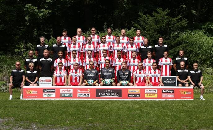 h.v.l.: Berkan Taz, Kristian Pedersen, Sebastian Polter, Christoph Schösswendter , Toni Leistner, Fabian Schönheim, 3.Reihe v.l.: Trainer Jens Keller, Torwarttrainer Dennis Rudel, Felix Kroos, Marc Torrejon, Christopher Trimmel, Damir Kreilach, Dennis Daube, Athletiktrainer Martin Krüger, Physiotherapeut Frank Placzek, 2.Reihe v.l.: Co Trainer Sebastian Bönig, Co Trainer Henrik Pedersen, Akaki Gogia, Philipp Hosiner, Peter Kurzweg, Grischa Prömel, Kenny Prince Redondo, Michael Parensen, Lukas Lämmel, Stephan Fürstner, Physiotherapeut Hendrik Schreiber, vorne v.l.: Betreuer Sven Weinel, Susi Kopplin, Cihan Kahraman, Simon Hedlund, Torwart Daniel Mesenhöler, Torwart Michael Gspurning, Torwart Jakob Busk, Marcel Hartel, Steven Skrzybski, Dr. Tankred Haase, Masseur Thomas Riedel Fußball Fussball 2.Bundesliga Herren DFL Porträttermin Saison 2017 2018 17.07.2017 Mannschaftsfoto 1.FC Union Berlin FCU Kader, Totale, Vorstellung, Präsentation, Pressetermin