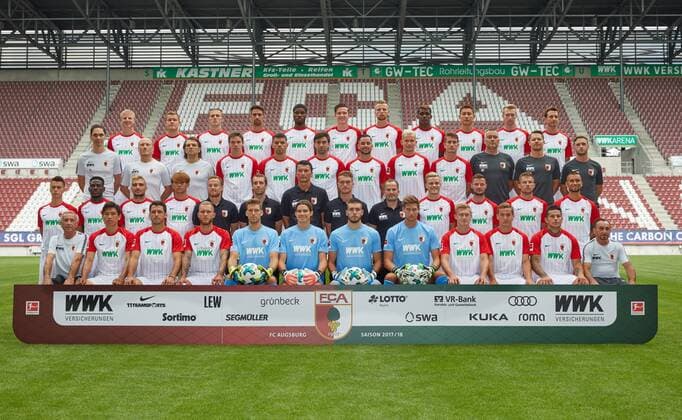 Fußball, GER, 1. BL, Porträttermin 2017 2018, Mannschaftsfoto FC Augsburg, hintere Reihe v.li: Martin Hinteregger, Alfred Finnbogason, Jeffrey Gouweleeuw, Rani Khedira, Kevin Danso, Michael Gregoritsch, Marvin Friedrich, Sergio Cordova, Dong-Won Ji, Jan-Ingwer Callsen-Bracker, Christoph Janker; 3. Reihe, v.li: Dr. Florian Elser, Dr. Peter Stiller,Dr. Andreas Weigel, (Mannschaftsärzte), Raphael Framberger, Shawn Parker, Jan Moravek, Marco Richter, Jonathan Schmid,, Paul Verhaegh, Markus Zeyer, Michael Deiss, Martin Miller, (Physiotherapeuten); 3. Reihe, v.li: Erik Thommy, Daniel Opare, Konstantinos Stafylidis, Takashi Usami, Jonas Scheuermann (Co-Trainer), Fabian Ernst (Co-Trainer), Zdenko Miletic (Torwarttrainer), Andreas Bäumler (Co-Trainer), Manuel Baum (Trainer), Philipp Max, Marcel Heller, Daniel Baier, Moritz Leitner; vordere Reihe v.li: Zdenek Vidrman (Zeugwart), Ja-Cheol Koo, Gojko Kacar, Tim Rieder, Andreas Luthe (Torwart), Marwin Hitz (Torwart), Ioannis Gelios (Torwart), Fabian Giefer (Torwart), Georg Teigl, Julian Günther-Schmidt, Raul Bobadilla, Salvatore Belardo (Zeugwart). Es fehlt: Caiuby Francisco da Silva wegen Erkrankung,