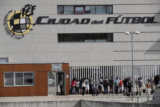 Several journalists are gathered outside Spanish Soccer Federation (RFEF) s headquarters during a search in Soccer City, in Las Rozas, outside Madrid, Spain, 18 July 2017, as part of an anti-corruption operation ruled by Audiencia Nacional court. Authorities arrested RFEF s President, Angel Maria Villar, according to investigation sources. RFEF s Financial Deputy President, Juan Padron, and Villar s son Gorka Villar were arrested too. They are acussed of misappropriation of funds andcorruption, among others. Spanish Soccer Federation s President, Angel Maria Villar, arrested as part police operation against corruption !ACHTUNG: NUR REDAKTIONELLE NUTZUNG! Copyright: xChemaxMoyax 20170718-636359729799672595