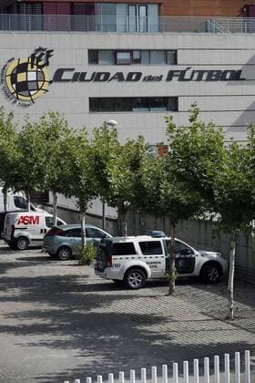 A Spanish Civil Guard s vehicle (C, front) parked outside Spanish Soccer Federation (RFEF) s headquarters during a search in Soccer City, in Las Rozas, outside Madrid, Spain, 18 July 2017, as part of an anti-corruption operation ruled by Audiencia Nacional court. Authorities arrested RFEF s President, Angel Maria Villar, according to investigation sources. RFEF s Financial Deputy President, Juan Padron, and Villar s son Gorka Villar were arrested too. They are acussed of misappropriation of funds andcorruption, among others. Spanish Soccer Federation s President, Angel Maria Villar, arrested as part police operation against corruption !ACHTUNG: NUR REDAKTIONELLE NUTZUNG! Copyright: xChemaxMoyax 20170718-636359735159992477