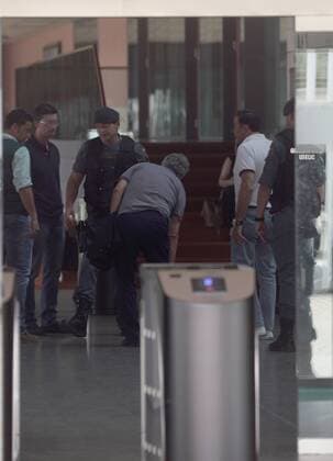 Spanish Soccer Federation (RFEF) s President, Angel Maria Villar (C), escorted by several Civil Guard officers, enters at RFEF s headquarters in Soccer City, in Las Rozas, outside Madrid, Spain, 18 July 2017. Spanish Civil Guard searched the RFEF s headquarters in Soccer City, in Las Rozas, outside Madrid, as part of an anti-corruption operation ruled by Audiencia Nacional court. Authorities arrested Villar, his son Gorka Villar and RFEF s Deputy President Juan Padron, according to investigation sources. They are acussed of misappropriation of funds andcorruption, among others. Spanish Soccer Federation s President, Angel Maria Villar, arrested as part police operation against corruption !ACHTUNG: NUR REDAKTIONELLE NUTZUNG! Copyright: xZipix 20170718-636359894778602822