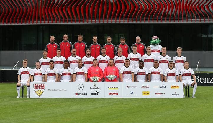 20.07.2017, Deutschland, Stuttgart, VfB Stuttgart II Offizieller Fototermin, Portrait: Mannschaftsfoto, hinten v.l. Trainer Andreas Hinkel, Co-Trainer Oliver Barth, Torwart-Trainer Thomas Walter, Reha- und AthletiktrainerbTobias Heizmann, Physiotherapeut Kevin Fischer, Zeugwart Jürgen Möhrle, Teambetreuer Rolf Reile, Maskottchen Fritzle. Mitte v.l. Marco Stefandl, Georgios Spanoudakis, Pascal Breier, Stefan Peric, Philipp Walter, Tobias Feisthammel, Stjepan Radeljic, Jan Ferdinand, Alexander Groiß, Daniele James Collinge,. Vorne v.l. Lars Oeßwein, Andreas Scheidl, Joel Sonora, Caniggia Elva, Mart Ristl, Ramon Castellucci, Florian Kastenmeier, Dijon RamajBenedict Dos Santos, Niklas Sommer, Hayk Galstyan, Nicolas Sessa.