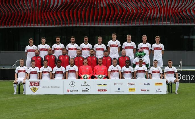 20.07.2017, Deutschland, Stuttgart, VfB Stuttgart II Offizieller Fototermin, Portrait: Mannschaftsfoto, hinten v.l. Marco Stefandl, Georgios Spanoudakis, Pascal Breier, Stefan Peric, Philipp Walter, Tobias Feisthammel, Stjepan Radeljic, Jan Ferdinand, Alexander Groiß, Daniele James Collinge,. Mitte v.l. Trainer Andreas Hinkel, Co-Trainer Oliver Barth, Torwart-Trainer Thomas Walter, Reha- und AthletiktrainerbTobias Heizmann, Physiotherapeut Kevin Fischer, Zeugwart Jürgen Möhrle, Teambetreuer Rolf Reile, Maskottchen Fritzle. Vorne v.l. Lars Oeßwein, Andreas Scheidl, Joel Sonora, Caniggia Elva, Mart Ristl, Ramon Castellucci, Florian Kastenmeier, Dijon RamajBenedict Dos Santos, Niklas Sommer, Hayk Galstyan, Nicolas Sessa.