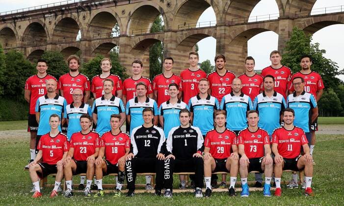 Bietigheim-Bissingen Handball SG BBM Bietigheim Fototermin, Mannschaftsfoto: Hintere Reihe von Links nach Rechts: Johannes Millenbeck (19), Robin Haller (2), Patrick Rentschler (4), Valentin Schmidt (13), Max Emanuel (68), Nikola Vlahovic (3), Paco Barthe (22), Dominik Claus (7), Gerdas Babarskas (17), Panagiotis Erifopoulos (10). Mittlere Reihe von Links nach Rechts: Hartmut Mayerhoffer (Trainer), Hans-Ulrich Kämpf (TW-Trainer), Nils Heinze (Athletiktrainer), Jens Rith (Teammanager), Lukas Daub (Physio), Max Mauch (Physio), Dr. Christoph Lukas (Mannschaftsarzt), Dr. Aki Karavalakis (Mannschaftsarzt), Dr. Pavel Dolezel (Allg. Medizin). Vordere Reihe von Links nach Rechts: Sören Schmid (5), Jan Asmuth (23), Robin Baumann (18), Jürgen Müller (12), Domenico Ebner (1), Jan Döll (29), Martin Marcec (73), Christian Schäfer (11)