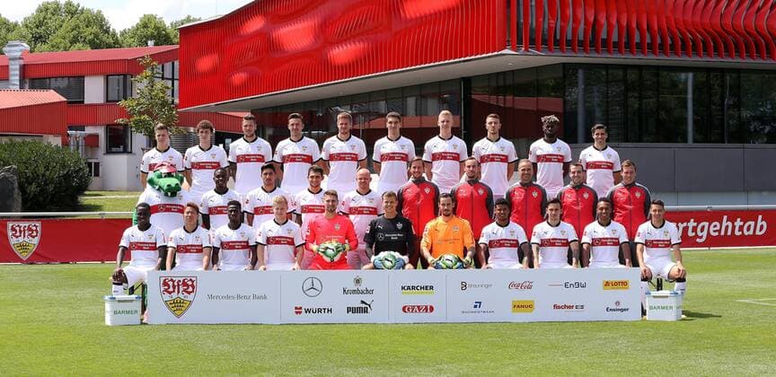 Fussball 1. Bundesliga 2017 2018 21.07.2017 Fototermin beim VfB Stuttgart: Hintere Reihe v.l. : Dzenis Burnic, Benjamin Pavard, Daniel Ginczek, Christian Gentner, Simon Terodde, Marcin Kaminski, Timo Baumgartl, Anto Grgic, Jerome Onguene, Emiliano Insua Mittlere Reihe v.l. : Maskottchen Fritzl, Orel Mangala, Berkay Özcan, Matthias Zimmermann, Tobias Werner, Individualtrainer Andreas Schumacher, Athletiktrainer Matthias Schiffers, Torwart-Trainer Marco Langner, Co-Trainer Miguel Moreira, Trainer Hannes Wolf Vordere Reihe v.l.: Chadrac Akolo, Takuma Asano, Ebenezer Ofori, Jean Zimmer, Ron-Robert Zieler, Mitchell Langerak, Jens Grahl, Ailton Ferreira Silva, Anastasios Donis, Julian Green, Josip Brekalo Stuttgart