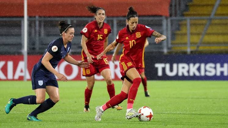 v.li.: Jade Moore (England, 11), Silvia Meseguer (Spanien, 15), Jennifer Hermoso (Spanien, 10), Zweikampf, Duell, duel, tackle, tackling, Dynamik, Action, Aktion, Fussball, UEFA Women s EURO 2017, England - Spanien, xozx