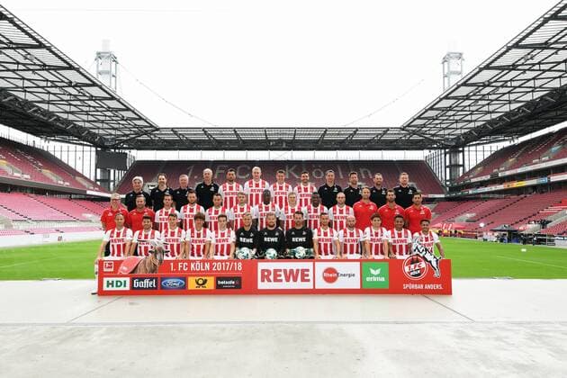 Fußball, GER, 1.BL, Porträttermin 2017 2018, Mannschaftsfoto, 1. FC Köln, Hintere Reihe, von links: Mannschaftsarzt Dr. Peter Schäferhoff, Mannschaftsarzt Dr. Paul Klein, Zeugwart Frank Almstedt, Zeugwart Kresimir Ban, Dominic Maroh, Frederik Sörensen, Dominique Heintz, Jonas Hector, Physiotherapeut Paul Schiedges, Physiotherapeut Thorsten Klopp, Leiter Physiotherapie & Rehabilitation Klaus Maierstein, Teambetreuer Maximilian Vollmar. Mittlere Reihe, von links: Cheftrainer Peter Stöger, Co-Trainer Manfred Schmid, Simon Zoller, Marco Höger, Christian Clemens, Jannes Horn, Sehrou Guirassy, Artjoms Rudnevs, Jhon Cordoba, Marcel Risse, Torwarttrainer Alexander Bade, Athletiktrainer Yann-Benjamin Kugel, Reha-Trainer Marcel Abanoz. Vordere Reihe, von links: Matthias Lehmann, Milos Jojic, Salih Özcan, Yuya Osako, Lukas Klünter, Sven Müller, Timo Horn, Thomas Kessler, Pawel Olkowski, Konstantin Rausch, Jorge Mere, Nikolas Nartey, Leonardo Bittencourt