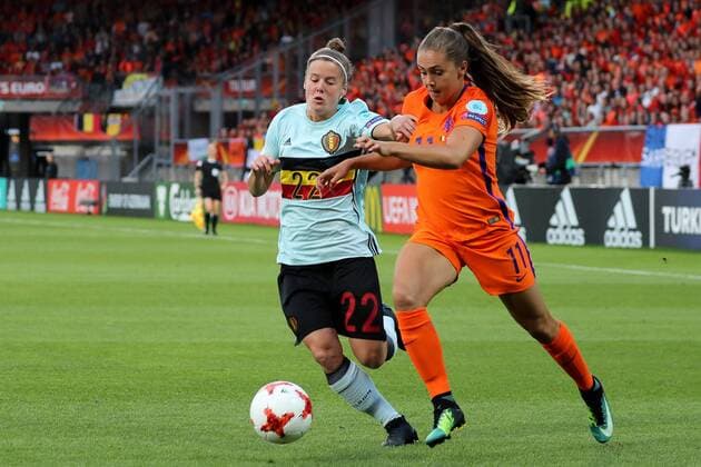 Fußball, Frauen EM, Belgien - Niederlande v.li.: Laura Deloose (Belgien, 22), Lieke Martens (Holland, 11), Zweikampf, Duell, duel, tackle, tackling, Dynamik, Action, Aktion, Fussball, UEFA Women s EURO 2017, Belgien - Niederlande, xozx