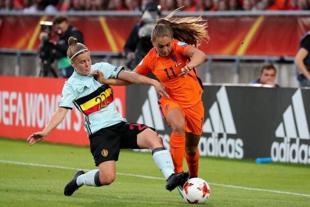 v.li.: Laura Deloose (Belgien, 22), Lieke Martens (Holland, 11), Zweikampf, Duell, duel, tackle, tackling, Dynamik, Action, Aktion, Fussball, UEFA Women s EURO 2017, Belgien - Niederlande, xozx