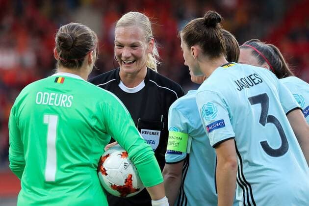 Spielerinnen aus Belgien, belgische Fußballerinnen, im Gespräch mit Bibiana Steinhaus (Schiedsrichterin, Deutschland), lacht, lachen, fröhlich, strahlend, optimistisch, Fussball, UEFA Women s EURO 2017, Belgien - Niederlande, xozx