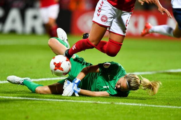 Fußball, Frauen EM, Norwegen - Dänemark Ingrid Hjelmseth (Hjelmseth, Torwart, Norwegen,Norway) (1) klärt vor Nadia Nadim (Daenemark, Denmark) (9), Fussball, UEFA Women s EURO 2017, Norwegen - Dänemark, xmkx
