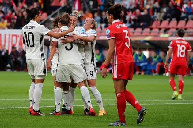 Spielerinnen aus Deutschland (DFB-Frauen), deutsche Fußballerinnen, jubeln über das Tor zum 0:1, Jubel, Torjubel, Torerfolg, celebrate the goal, goal, celebration, Jubel ueber das Tor, optimistisch, Action, Aktion, Fussball, UEFA Women s EURO 2017, Russland - Deutschland, xozx