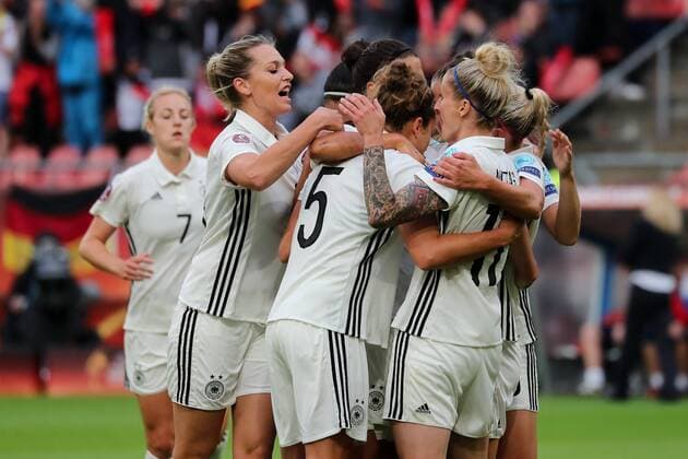 Spielerinnen aus Deutschland (DFB-Frauen), deutsche Fußballerinnen, jubeln über das Tor zum 0:1, Jubel, Torjubel, Torerfolg, celebrate the goal, goal, celebration, Jubel ueber das Tor, optimistisch, Action, Aktion, Fussball, UEFA Women s EURO 2017, Russland - Deutschland, xozx