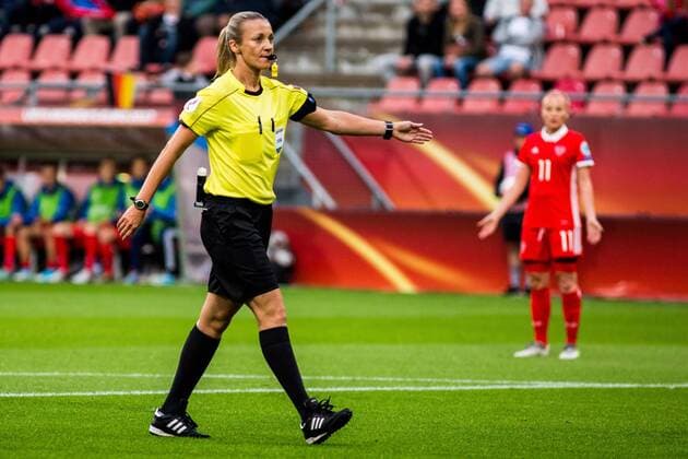 Bilder des Tages - SPORT NLD, Tilburg, UEFA Women s Euro 2017, Russland (RUS) vs Deutschland (GER) 25.07.2017, Stadion Galgenwaard, Utrecht, NLD, Tilburg, UEFA Women s Euro 2017, Russland (RUS) vs Deutschland (GER), im Bild picture shows Schiedsrichterin Monika Mularczyk (POL) zeigt auf den Elfmeterpunkt für die DFB Elf, nordphotox xRauch nph00251