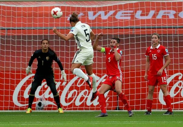 Niederlande, Utrecht, Stadion Galgenwaard, 25.07.2017, Fußball, UEFA WEURO, Russland - Deutschland Bild: Chance von Babett Peter (Deutschland, 5), v. lk. Goalkeeper Tatiana Shcherbak (Russia, 1), Babett Peter (Deutschland, 5), Anna Kozhnikova (Russia, 3) und Elena Danilova (Russia, 15) Copyright: HMBxMedia xHeikoxBecker