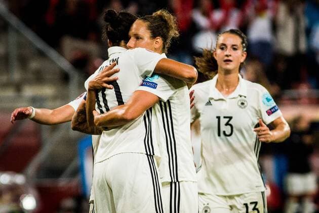 NLD, Tilburg, UEFA Women s Euro 2017, Russland (RUS) vs Deutschland (GER) 25.07.2017, Stadion Galgenwaard, Utrecht, NLD, Tilburg, UEFA Women s Euro 2017, Russland (RUS) vs Deutschland (GER), im Bild picture shows Babett Peter (Deutschland 5) (Germany 5) jubelt mit Dzsenifer Marozsan (Deutschland 10) (Germany 10) ueber Tor, nordphotox xRauch nph00251