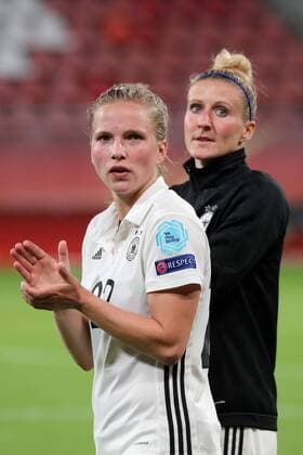 v.li.: Tabea Kemme (DFB-Frauen, 22), Anja Mittag (DFB-Frauen, 11), Jubel nach dem Schlusspfiff, Sieg, Sieger, Gewinner, jubelt, jubeln, Freude, optimistisch, Action, Aktion, Fussball, UEFA Women s EURO 2017, Russland - Deutschland, xozx