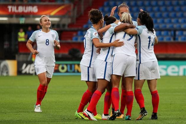 Spielerinnen aus England, englische Fußballerinnen, jubeln über das Tor zum 0:1, Jubel, Torjubel, Torerfolg, celebrate the goal, goal, celebration, Jubel ueber das Tor, optimistisch, Action, Aktion, Fussball, UEFA Women s EURO 2017, Portugal - England, xozx