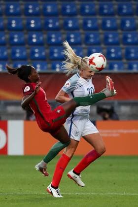 Bilder des Tages - SPORT v.li.: Diana Silva (Portugal, 16), Alex Greenwood (England, 20), Zweikampf, Duell, duel, tackle, tackling, Dynamik, Action, Aktion, Fussball, UEFA Women s EURO 2017, Portugal - England, xozx