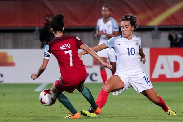 v.li.: Claudia Neto (Portugal, 7), Fara Williams (England, 10), Zweikampf, Duell, duel, tackle, tackling, Dynamik, Action, Aktion, Fussball, UEFA Women s EURO 2017, Portugal - England, xozx