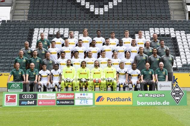Fußball, GER, 1.BL, Porträttermin 2017 2018, Mannschaftsfoto VfL Borussia Mönchengladbach: 4. v.l.: Mannschaftsarzt Dr. Stefan Hertl, Denis Zakaria, Christoph Kramer, Jannik Vestergaard, Reece Oxford, Tobias Strobl, Matthias Ginter, Nico Elvedi, Leiter Medizin und Prävention Dr. Andreas Schlumberger. 3. Reihe vo.li.: Co-Trainer Frank Geideck, Torwarttrainer Uwe Kamps, Jonas Hofmann, Oscar Wendt, Timothee Kolodziejczak, Kwame Yeboah, Josip Drmic, Mamadou Doucoure, Michael Cuisance, Co-Trainer Dirk Bremser, Cheftrainer Dieter Hecking. 2. Reihe v.li.: Physiotherapeut Dirk Müller, Physiotherapeut Benedikt Bohnen, Reha-Trainer Andreas Bluhm, Vincenzo Grifo, Lars Stindl, Fabian Johnson, Laszlo Benes, Patrick Herrmann, Tony Jantschke, Athletiktrainer Markus Müller, Athletiktrainer Alexander Mouhcine, Trainer Übergangsbereich Otto Addo. 1. Reihe v.li.: Masseur Adam Szordykowski, Zeugwart Christian Rieger, Julio Villalba, Ibrahim Traore, Christofer Heimeroth, Yann Sommer, Tobias Sippel, Moritz Nicolas, Thorgan Hazard, Raffael, Zeugwart Marcus Breuer, Betreuer Rolf Hülswitt.